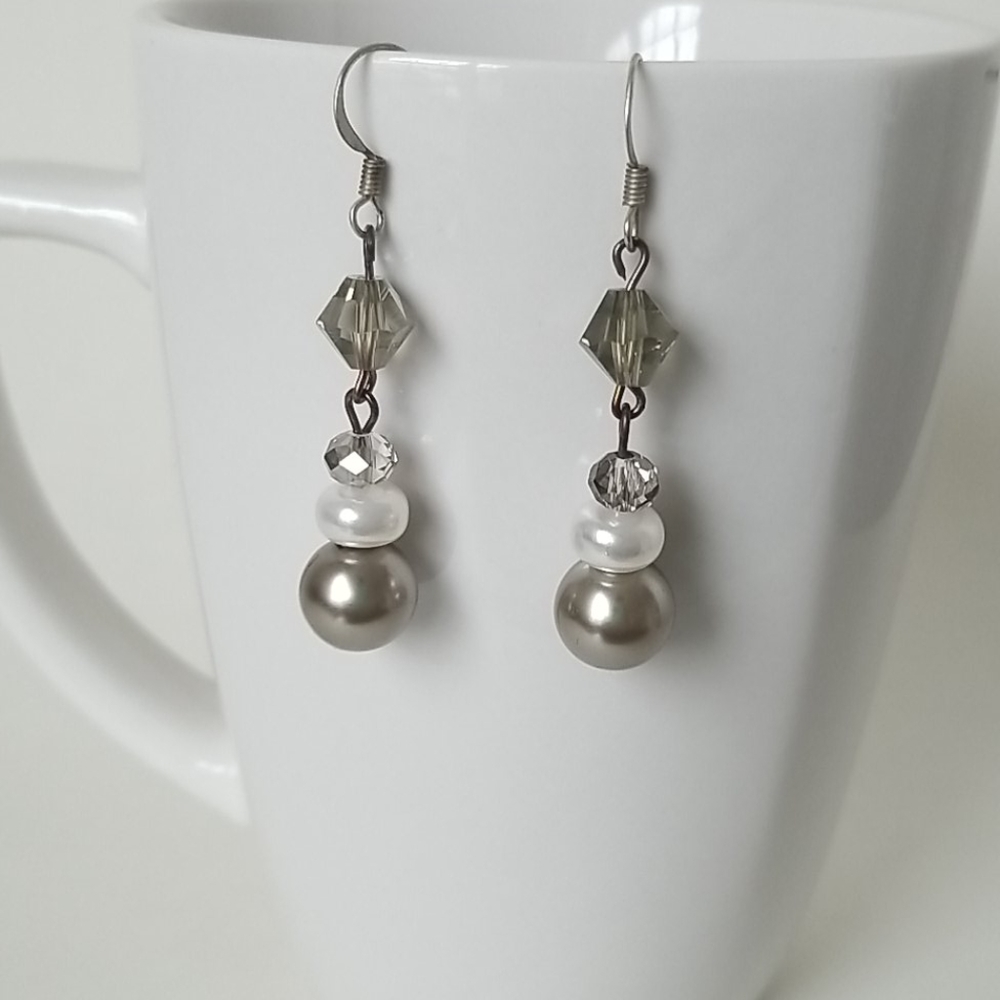 🎀3/$20 Pair of glass crystal and pearl earrings
